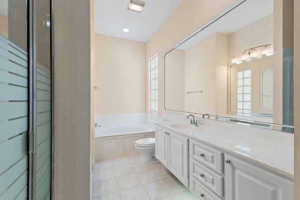 Bathroom, Dual Sink Vanities, Interior, Recessed Lighting