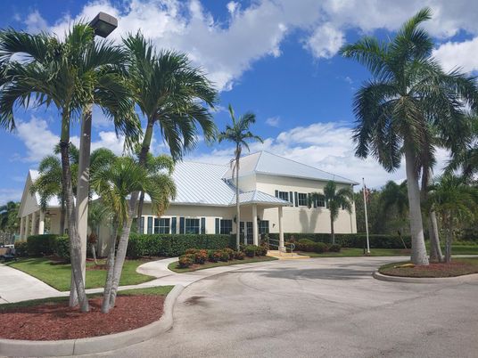 Exterior, Facade, Ranch