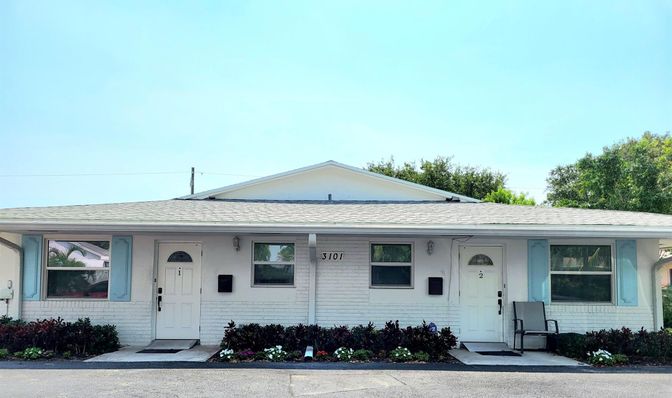 Exterior, Facade, Ranch