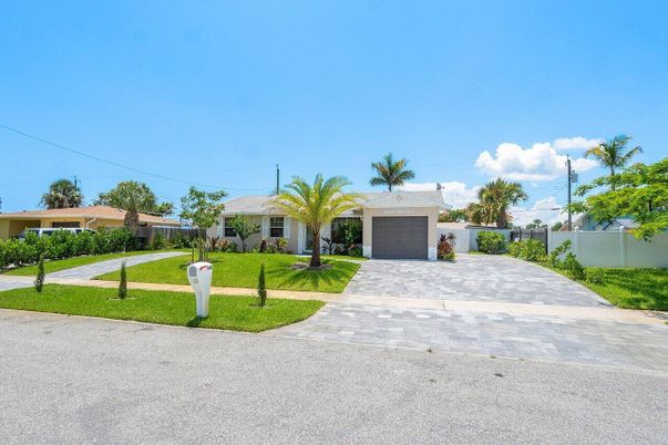 Attached, Exterior, Facade, Ranch