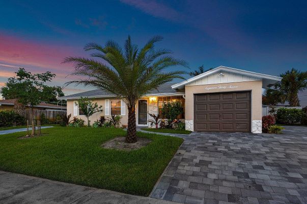 Attached, Exterior, Facade, Ranch