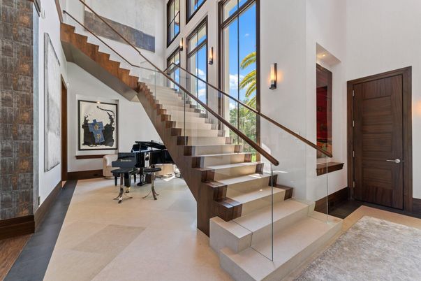 Interior, Piano