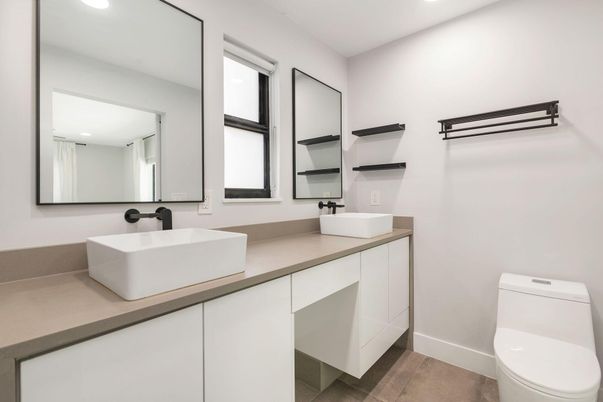 Bathroom, Dual Sink Vanities, Interior, Recessed Lighting