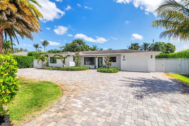 Attached, Exterior, Facade, Ranch