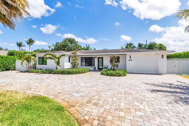 Attached, Exterior, Facade, Ranch