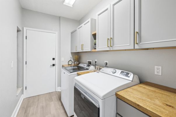 Interior, Washer, Wood Texture Flooring
