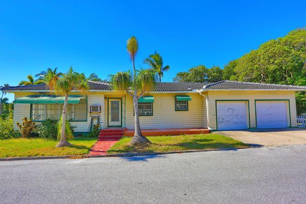 Attached, Exterior, Facade, Ranch