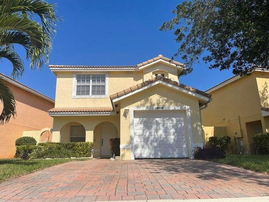 Attached, Exterior, Facade, Mediterranean