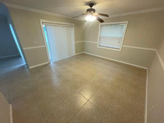 Empty room, Interior