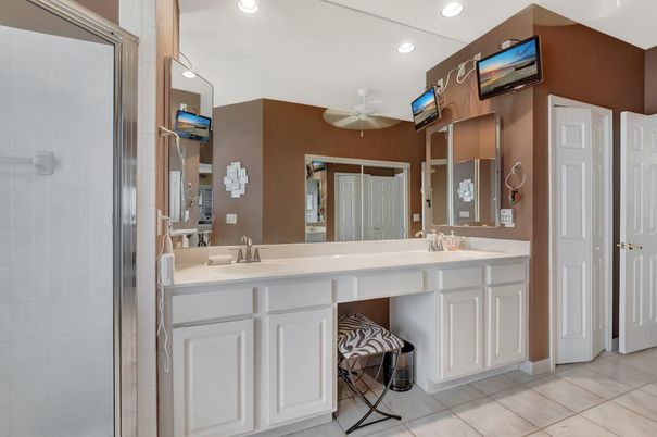 Bathroom, Dual Sink Vanities, Interior, Recessed Lighting