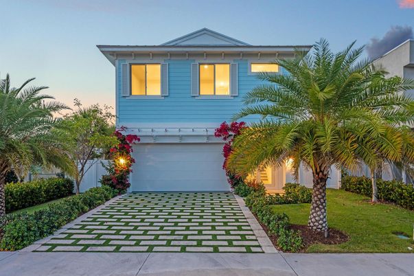 Attached, Exterior, Facade, American Craftsman