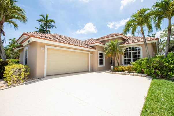 Attached, Exterior, Facade, Mediterranean
