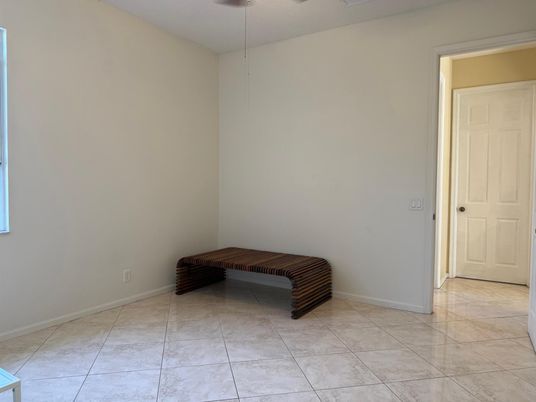 Empty room, Interior