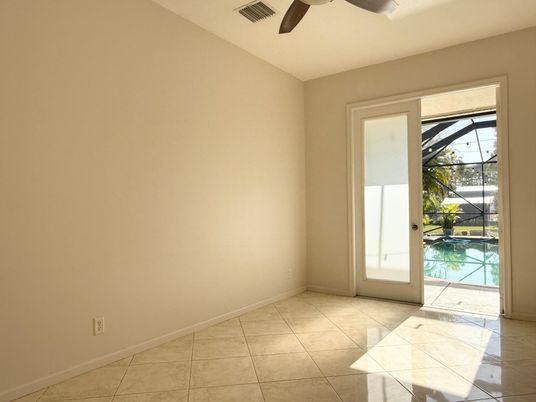 Empty room, Interior
