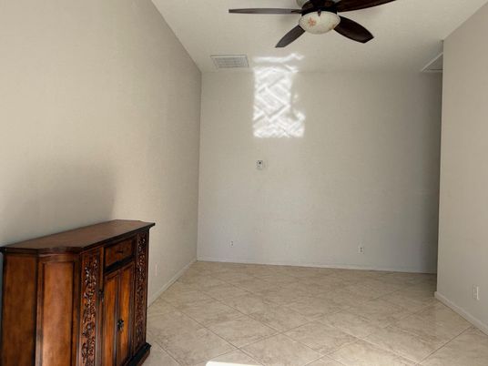 Empty room, Interior