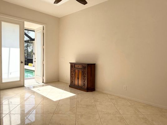 Empty room, Interior
