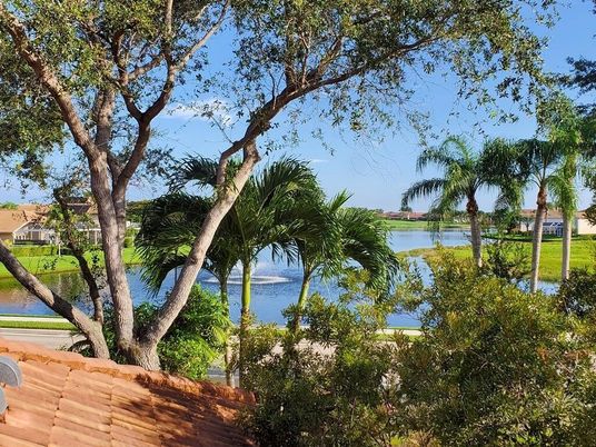Exterior, Lake