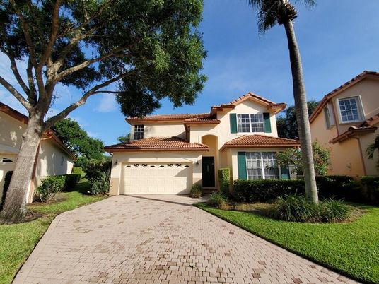 Attached, Exterior, Facade, Mediterranean