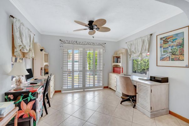 Home Office, Interior