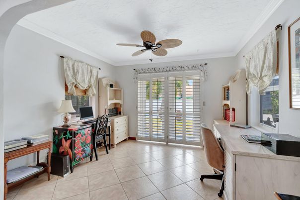 Home Office, Interior