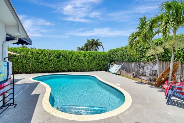Exterior, Playground, Pool