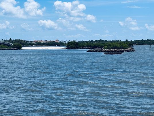 Exterior, Lake