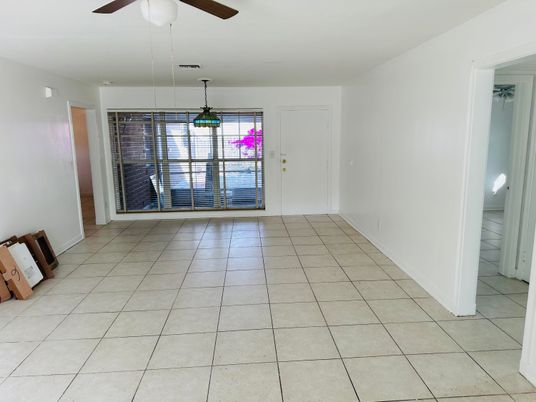 Empty room, Interior