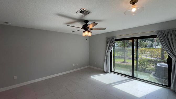 Empty room, Interior