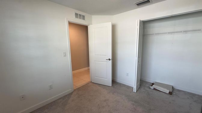 Empty room, Interior