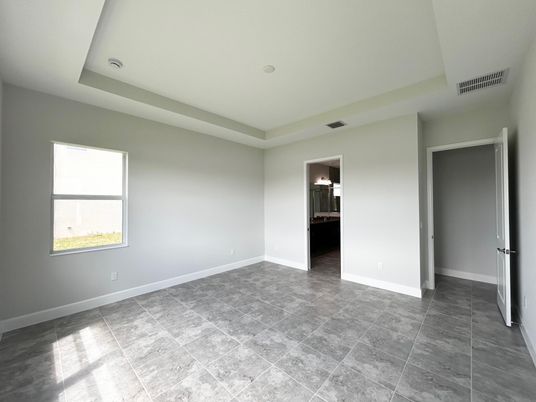 Empty room, Interior