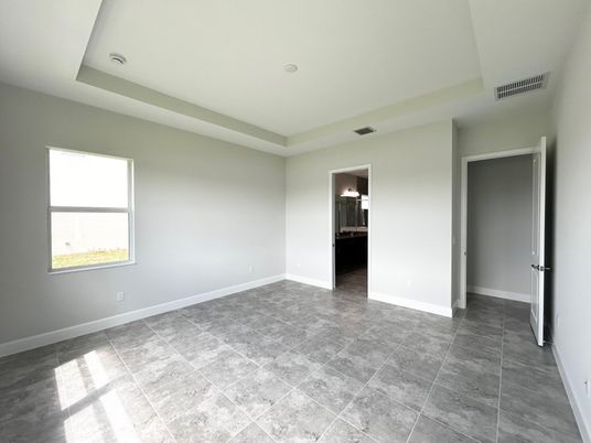 Empty room, Interior