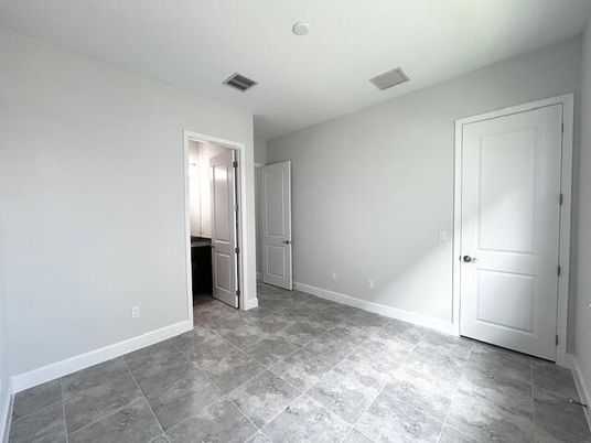 Empty room, Interior