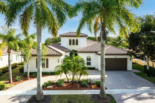 Attached, Exterior, Facade, Mediterranean