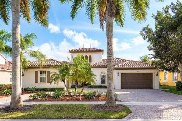Attached, Exterior, Facade, Mediterranean