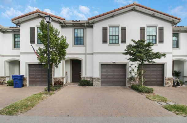 Attached, Exterior, Facade, Mediterranean