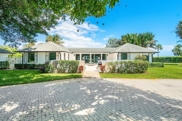 Backyard, Exterior, Facade, Ranch