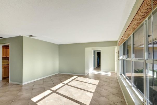 Empty room, Interior