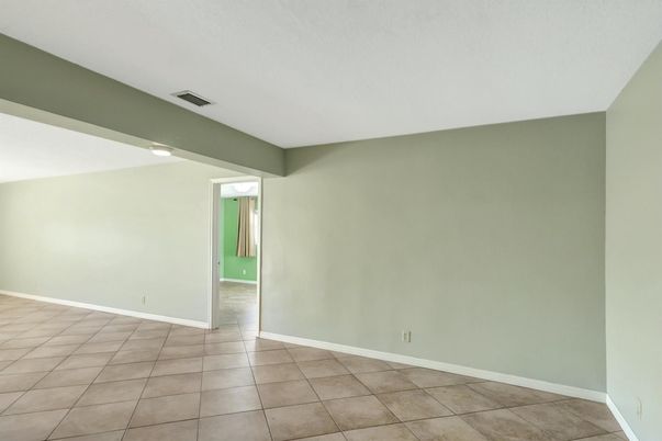 Empty room, Interior