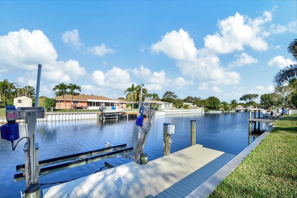 Exterior, Lake