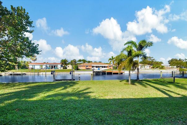 Exterior, Lake