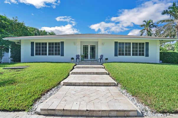 Exterior, Facade, Ranch