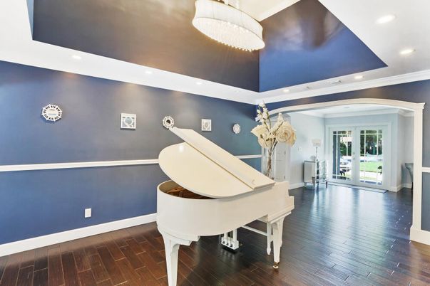 Chandelier, Interior, Piano, Recessed Lighting, Wood Texture Flooring