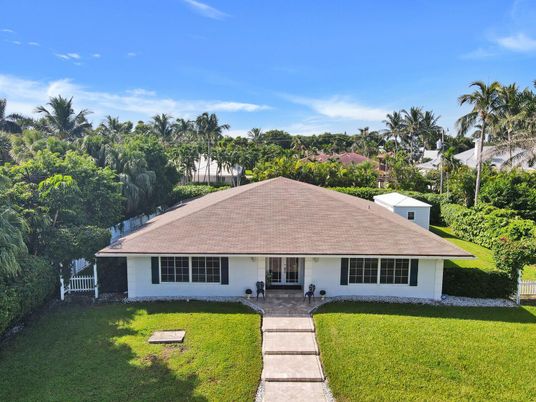 Backyard, Exterior, Facade, Ranch
