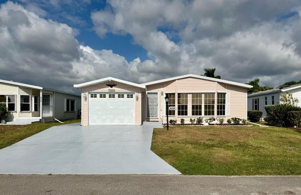 Attached, Exterior, Facade, Ranch