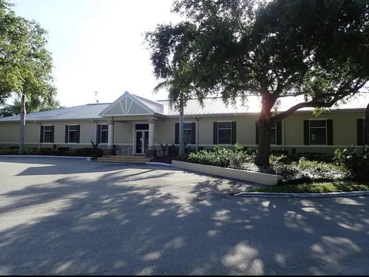 Exterior, Facade, Ranch
