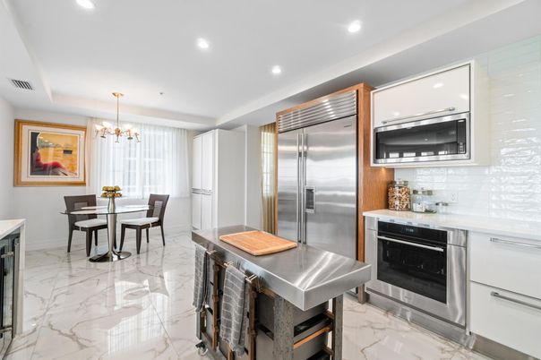Chandelier, Dining room, Interior, Kitchen, Marble, Recessed Lighting, Stainless Steel Appliances