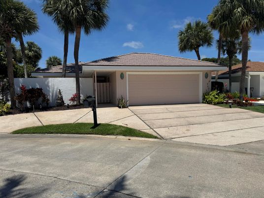 Attached, Exterior, Facade, Ranch