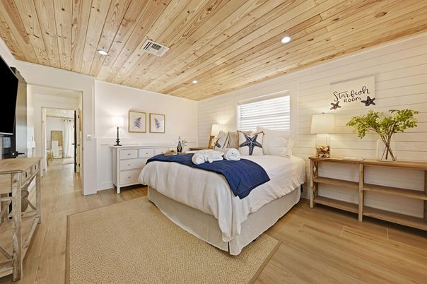 Bedroom, Interior, Recessed Lighting, Wooden Ceilings, Wood Texture Flooring