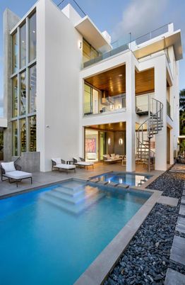 Exterior, Facade, Pool, Modern