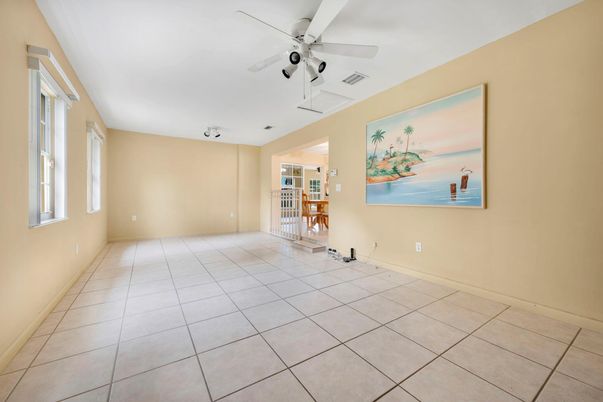 Empty room, Interior